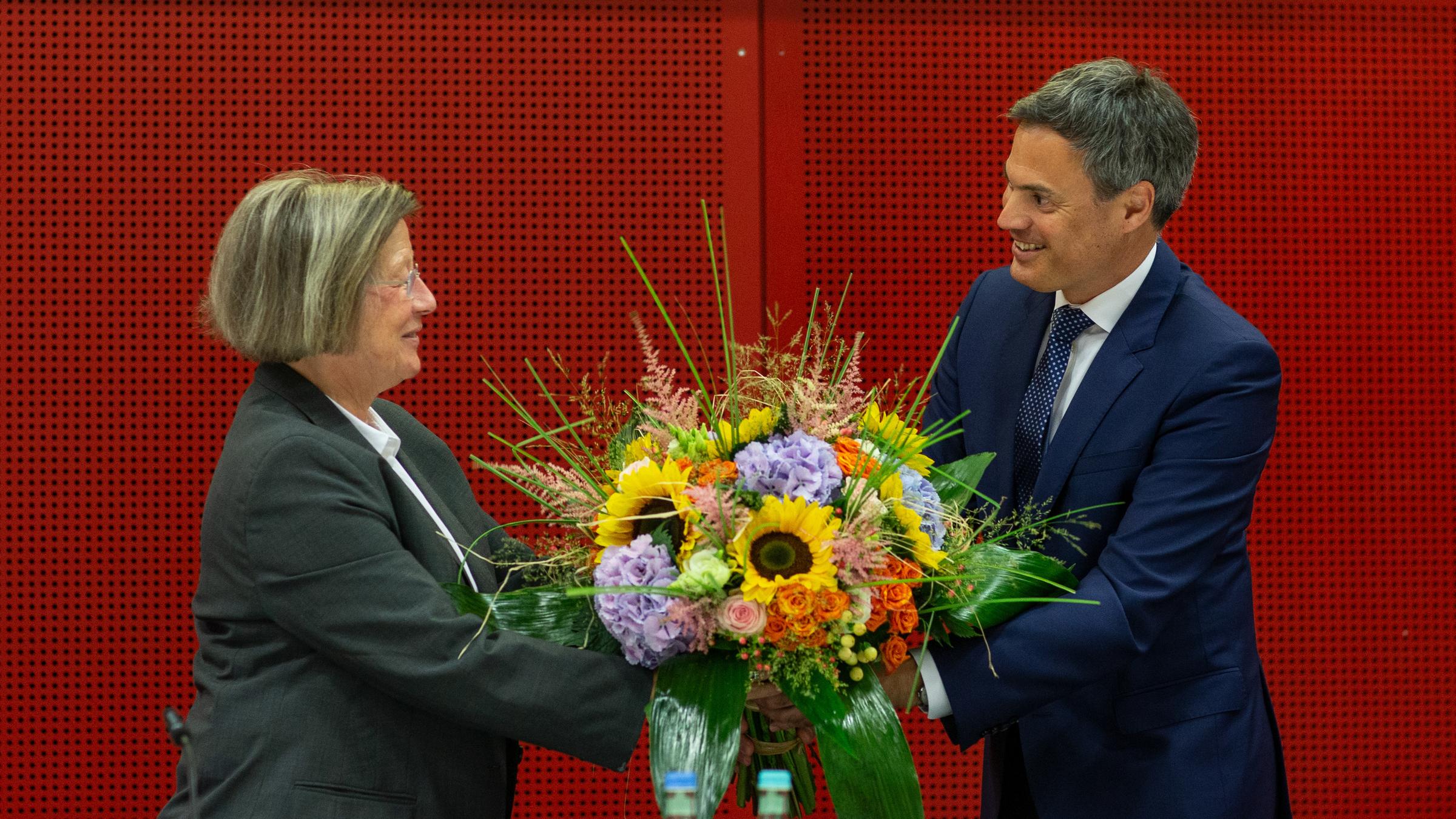 Fernsehratssitzung 15.07.2022: ZDF-Intendant Dr. Norbert Himmler gratuliert Marlehn Thieme mit einem Blumenstrauß zu ihrer Wiederwahl als Vorsitzende des ZDF-Fernsehrats