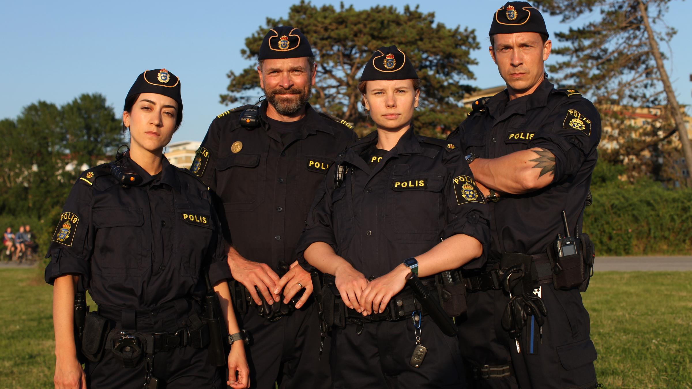 "Thin Blue Line - Keine Wahl": Leah (Gizem Erdogan), Jesse (Per Lasson), Sara (Amanda Jansson) und Magnus (Oscar Töringe) stehen nebeneinander auf einer Wiese und blicken ernst in Richtung Kamera.