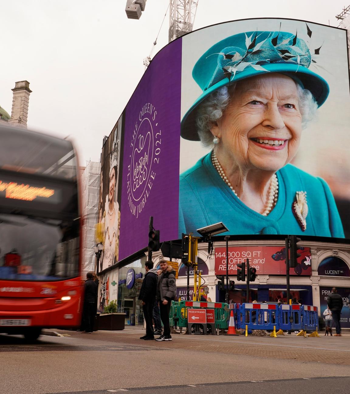 "Paraden, Pomp und Platinparty - 70 Jahre Queen Elizabeth": Großbritannien, London: Ein Bus fährt an einer Werbetafel am Piccadilly Circus vorbei, auf der Bilder der britischen Königin anlässlich ihres Platinjubiläums gezeigt werden.