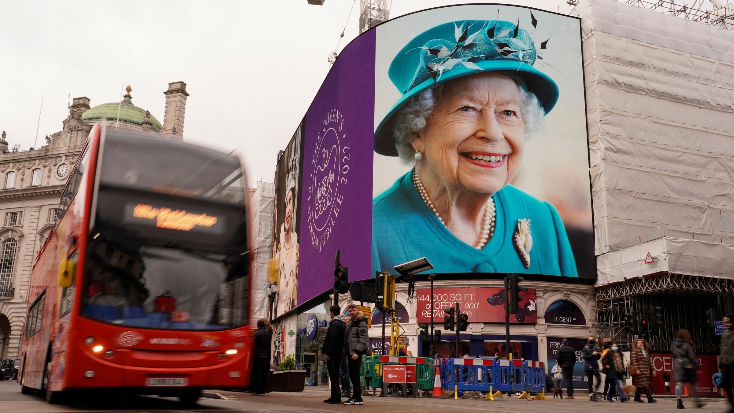 "Paraden, Pomp und Platinparty - 70 Jahre Queen Elizabeth": Großbritannien, London: Ein Bus fährt an einer Werbetafel am Piccadilly Circus vorbei, auf der Bilder der britischen Königin anlässlich ihres Platinjubiläums gezeigt werden.