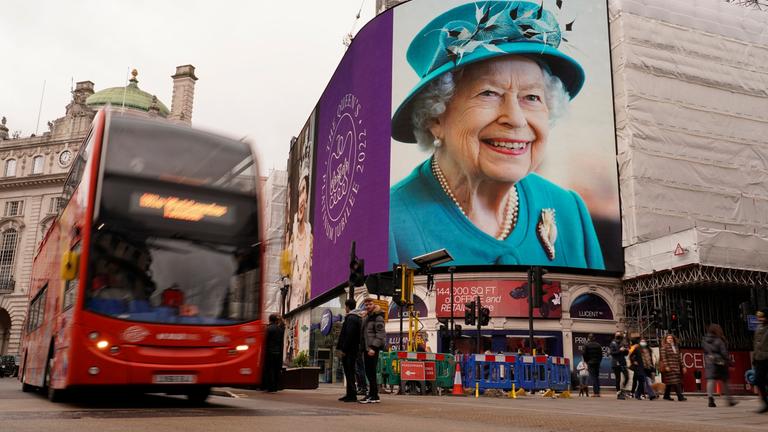 "Paraden, Pomp und Platinparty - 70 Jahre Queen Elizabeth": Großbritannien, London: Ein Bus fährt an einer Werbetafel am Piccadilly Circus vorbei, auf der Bilder der britischen Königin anlässlich ihres Platinjubiläums gezeigt werden.
