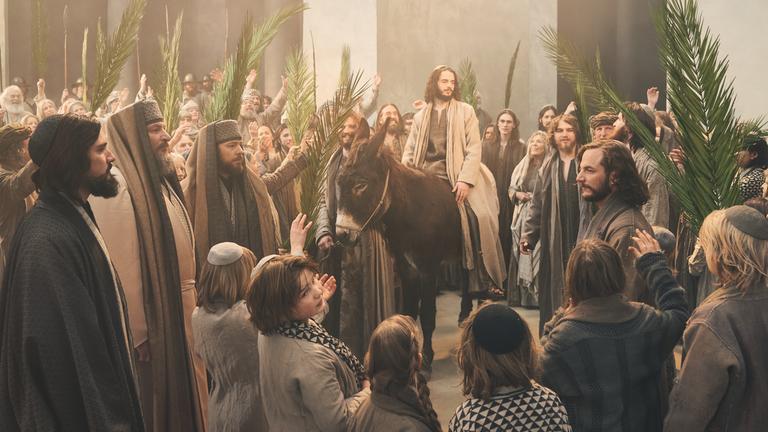 "Leben mit Passion - Mit Collien Ulmen-Fernandes in Oberammergau": Spielszene: Inmitten einer Menschenmenge sitzt Jesus (Rochus Rückel) auf dem Rücken eines Esels.