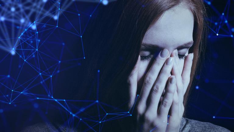 "Die Macht der Emotionen: Heilung": Montage; Nahaufnahme einer Frau, die die Augen geschlossen und die Hände vors Gesicht gelegt hat. Dazu leuchtende neuronale Linien vor einem dunkelblauen Hintergrund.