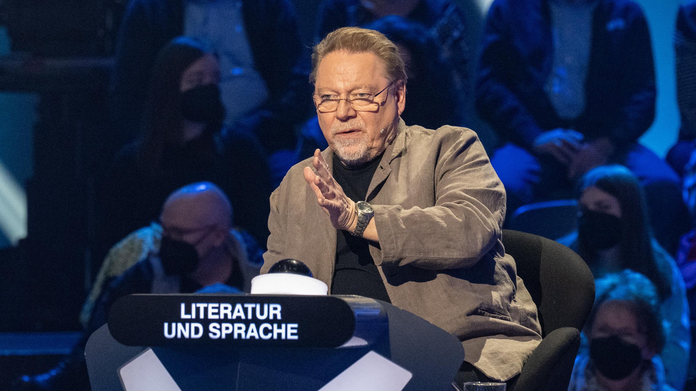 "Der Quiz-Champion - Das Zweite-Chance-Special": Jürgen von der Lippe sitzt am Ratepult im Studio und gestikuliert.