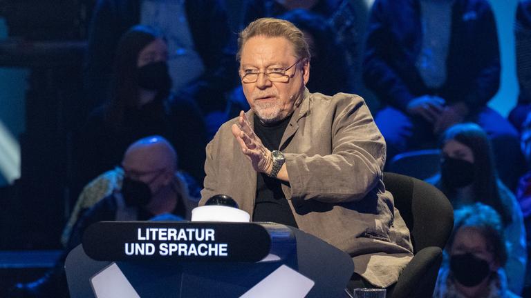 "Der Quiz-Champion - Das Zweite-Chance-Special": Jürgen von der Lippe sitzt am Ratepult im Studio und gestikuliert.