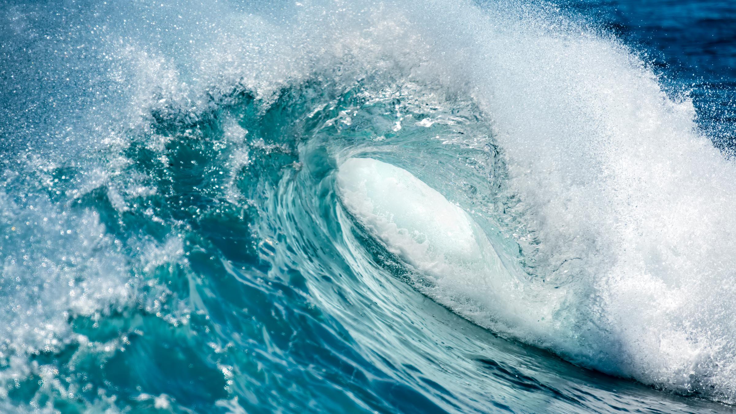 "Terra X: Ein perfekter Planet - Ozeane": Nahaufnahme einer Welle.