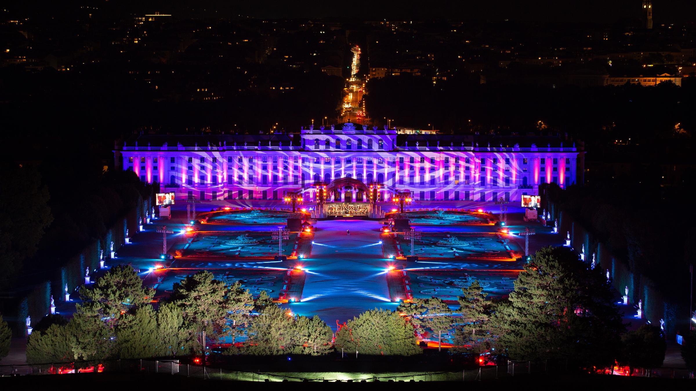 "Sommernachtskonzert Schönbrunn 2022": Schloss und Schlosspark Schönbrunn glanzvoll erleuchtet.