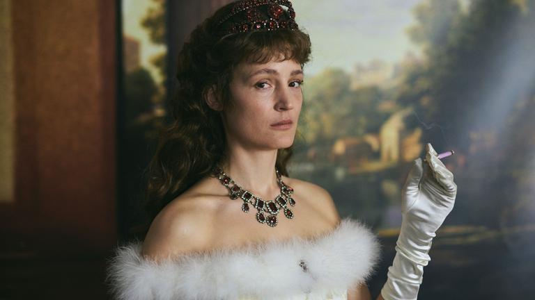 "Corsage": Kaiserin Elisabeth (Vicky Krieps) hadert mit ihrer Aufgabe, stets den Schein zu wahren.