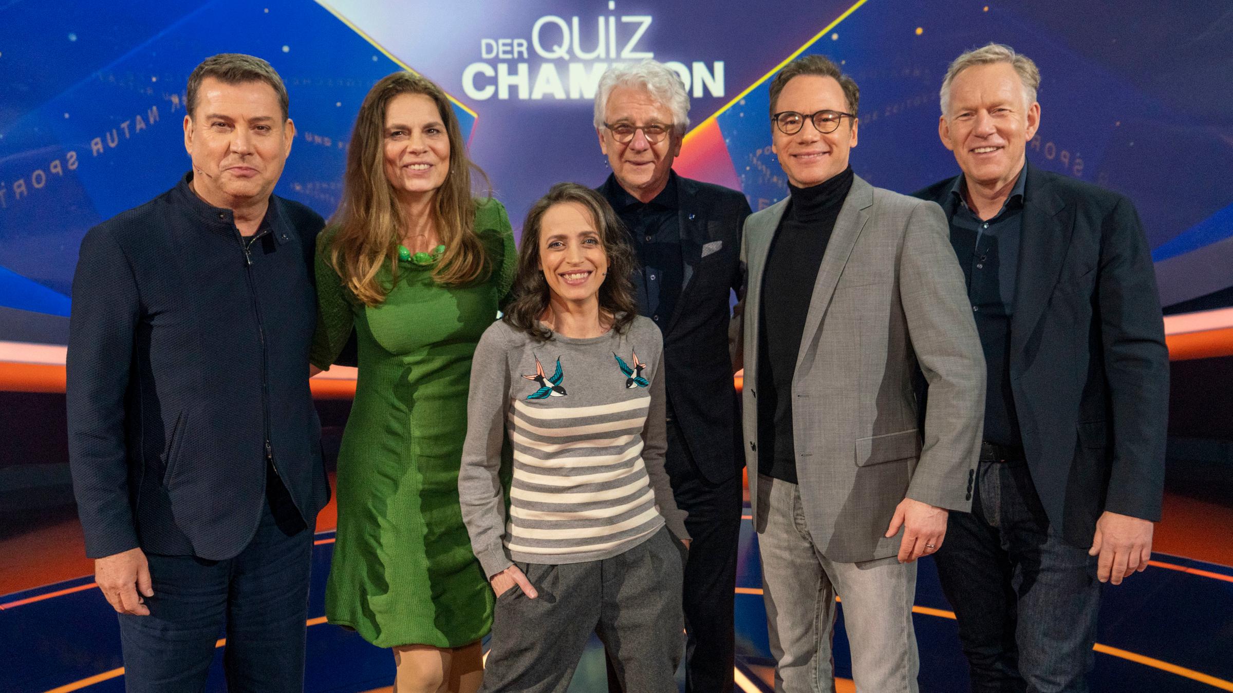 "Der Quiz-Champion": Jens Riewa, Sarah Wiener, Anna Thalbach, Marcel Reif, Michael "Bully" Herbig und Johannes B. Kerner stehen vor dem "Quiz-Champion"-Logo im Studio.