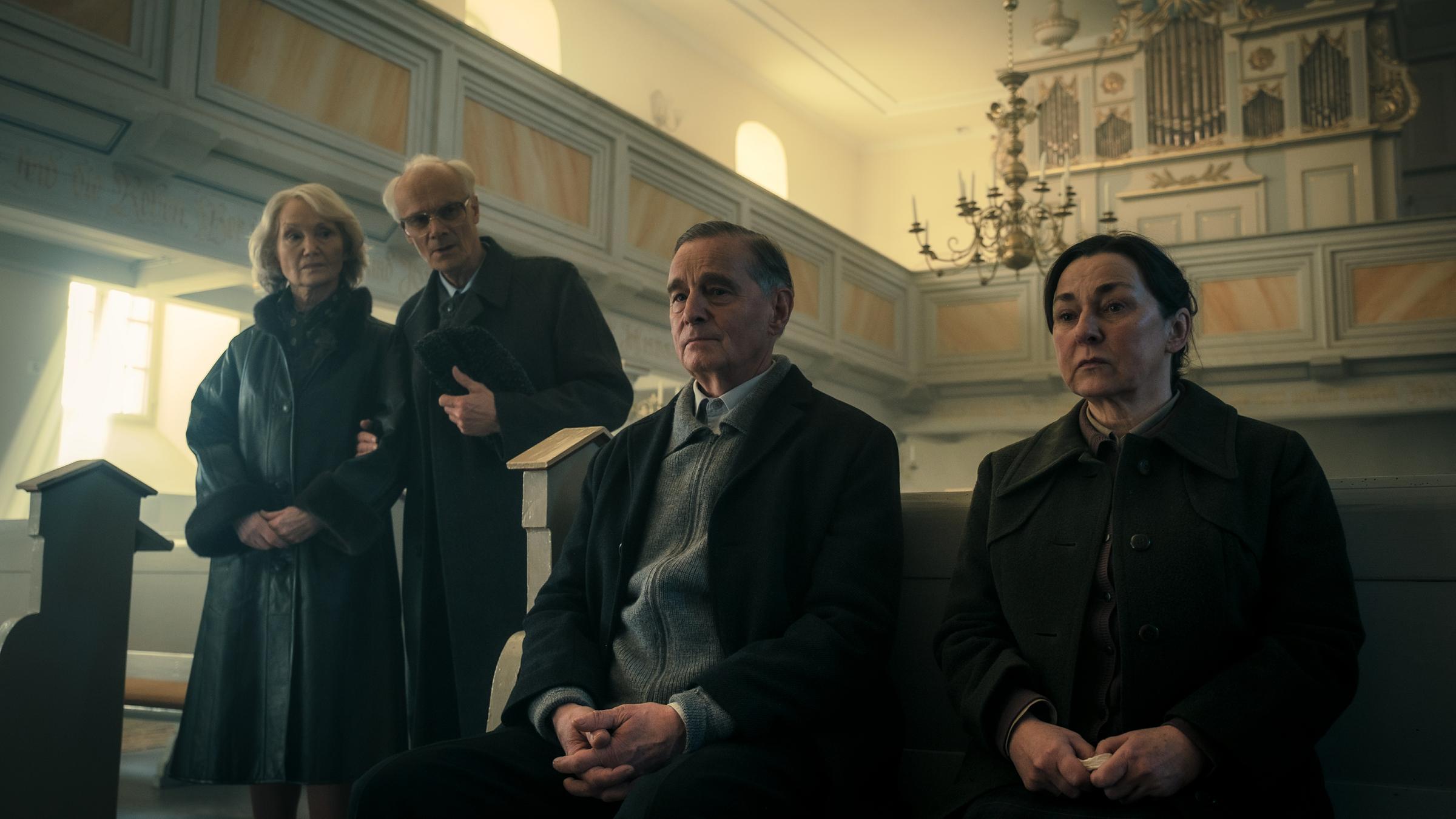 "Honecker und dr Pastor": Pastor Holmer ((Hans Uwe Bauer) und seine Frau (Steffi Kühnert) sitzen in der Kirche und beten, Margot (Barbara Schnitzler) und Erich (Edgar Selge) kommen rein...