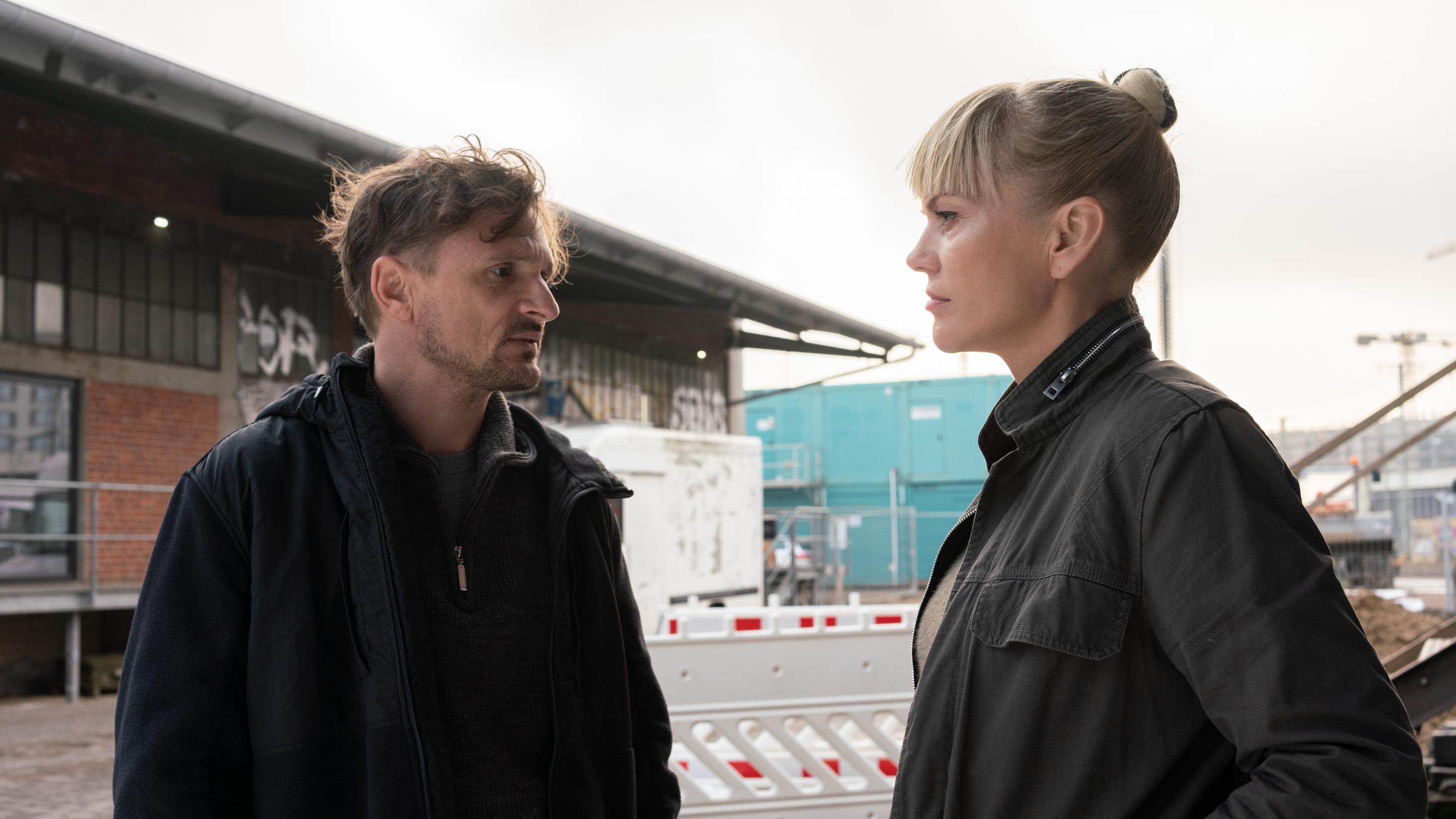 "Helen Dorn - Das rote Tuch": Dirk Müller (Florian Lukas) und Helen Dorn (Anna Loos) stehen sich gegenüber.