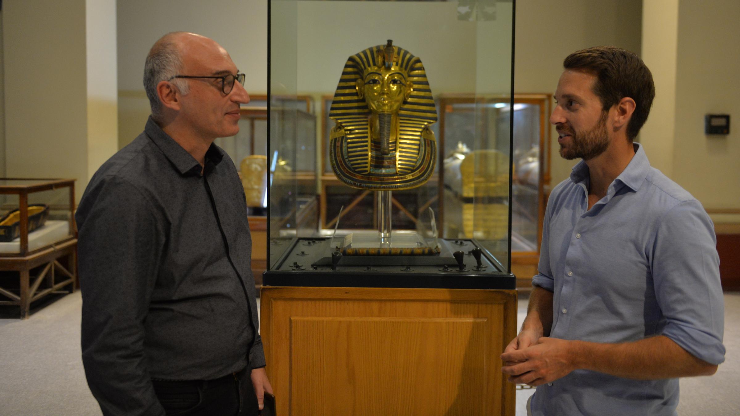 "Terra X: Tutanchamun - Der Junge hinter der Goldmaske": Mirko Drotschmann redet mit Prof. Dr. Tarek Tawfik vor der Goldmaske von Tutanchamun.