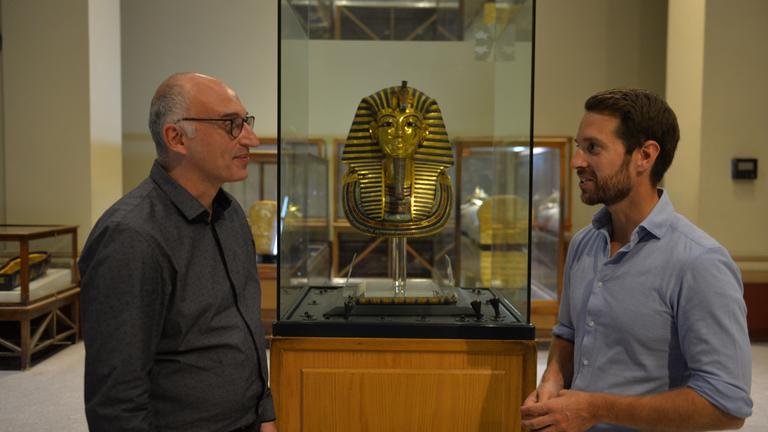 "Terra X: Tutanchamun - Der Junge hinter der Goldmaske": Mirko Drotschmann redet mit Prof. Dr. Tarek Tawfik vor der Goldmaske von Tutanchamun.