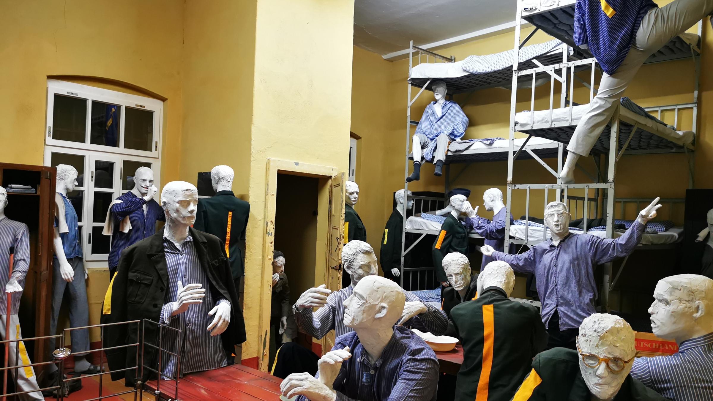 "37° Wir wollten nur raus – DDR-Häftlinge kämpfen gegen das Vergessen": Die Zelle 306 im ehemaligen Cottbuser Gefängnis. Betten und Puppen in einem Zellenraum.