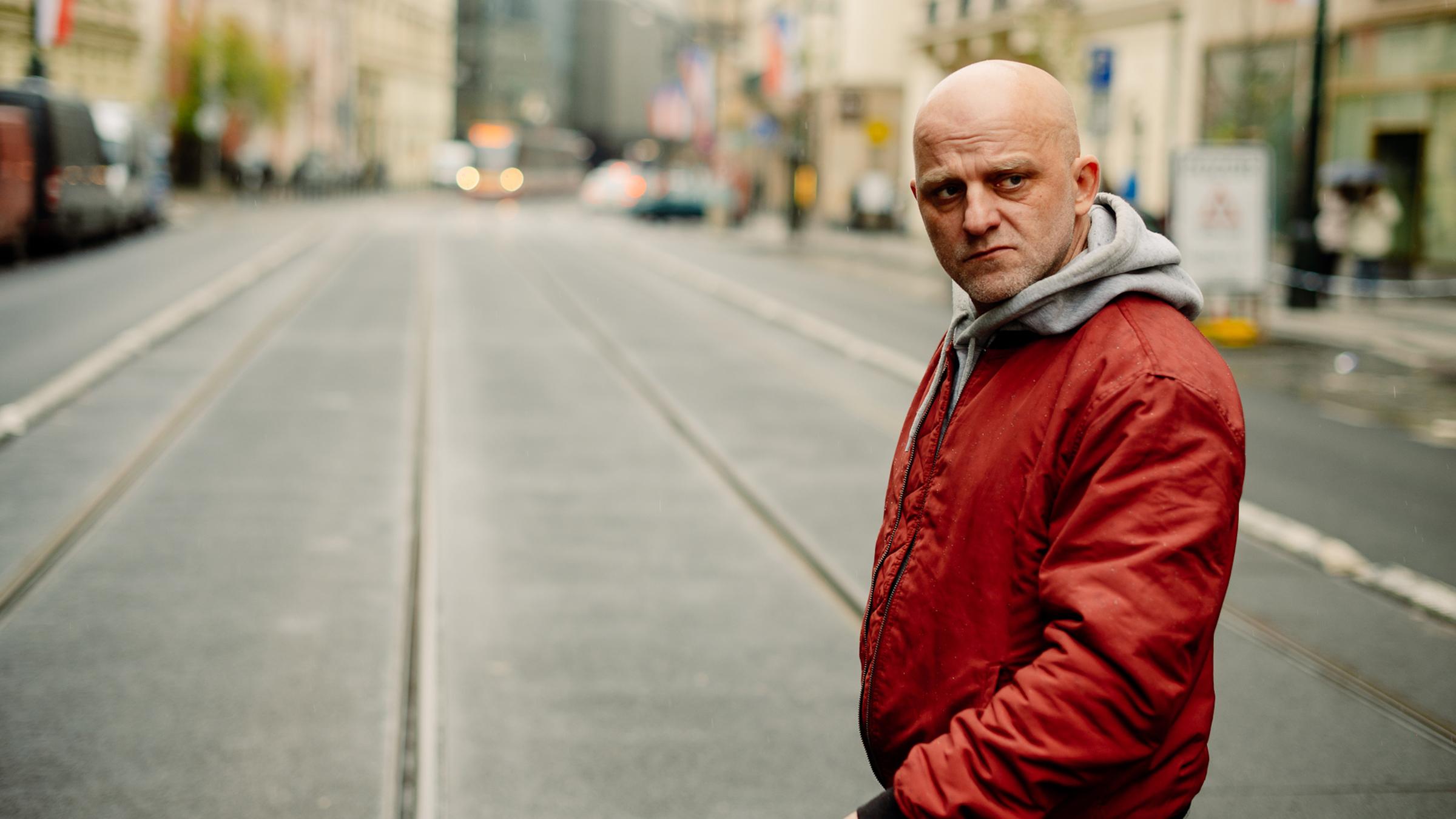 "Nationalstraße": Vandam (Hynek Čermák) steht in der Prager Stadtmitte mitten auf der Nationalstraße und sieht in Richtung Kamera.