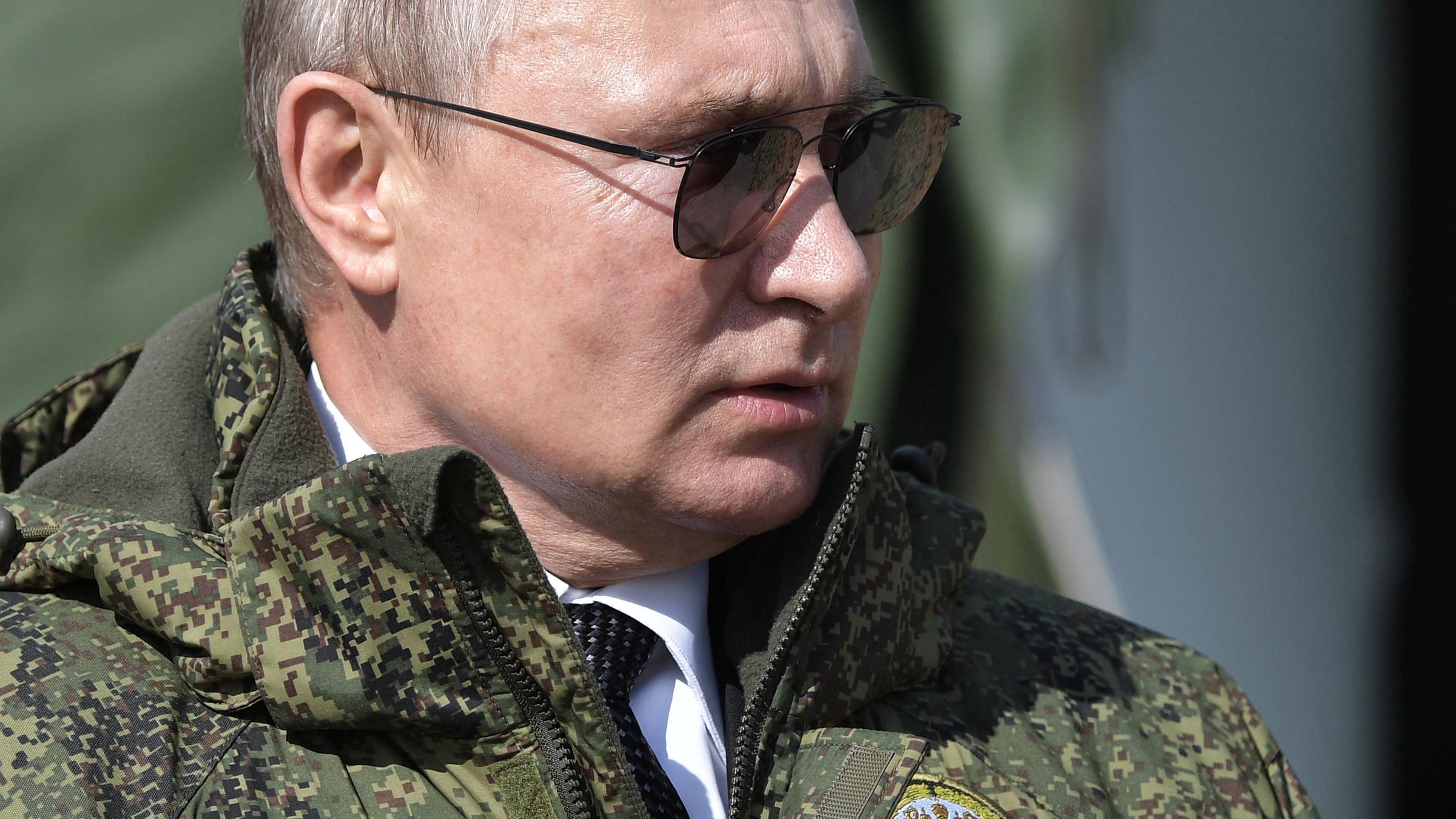 "Putin gegen die Welt": Der russische Präsident Wladimir Putin bei der Militärübung im Jahr 2019 in Militärjacke und Sonnenbrille.