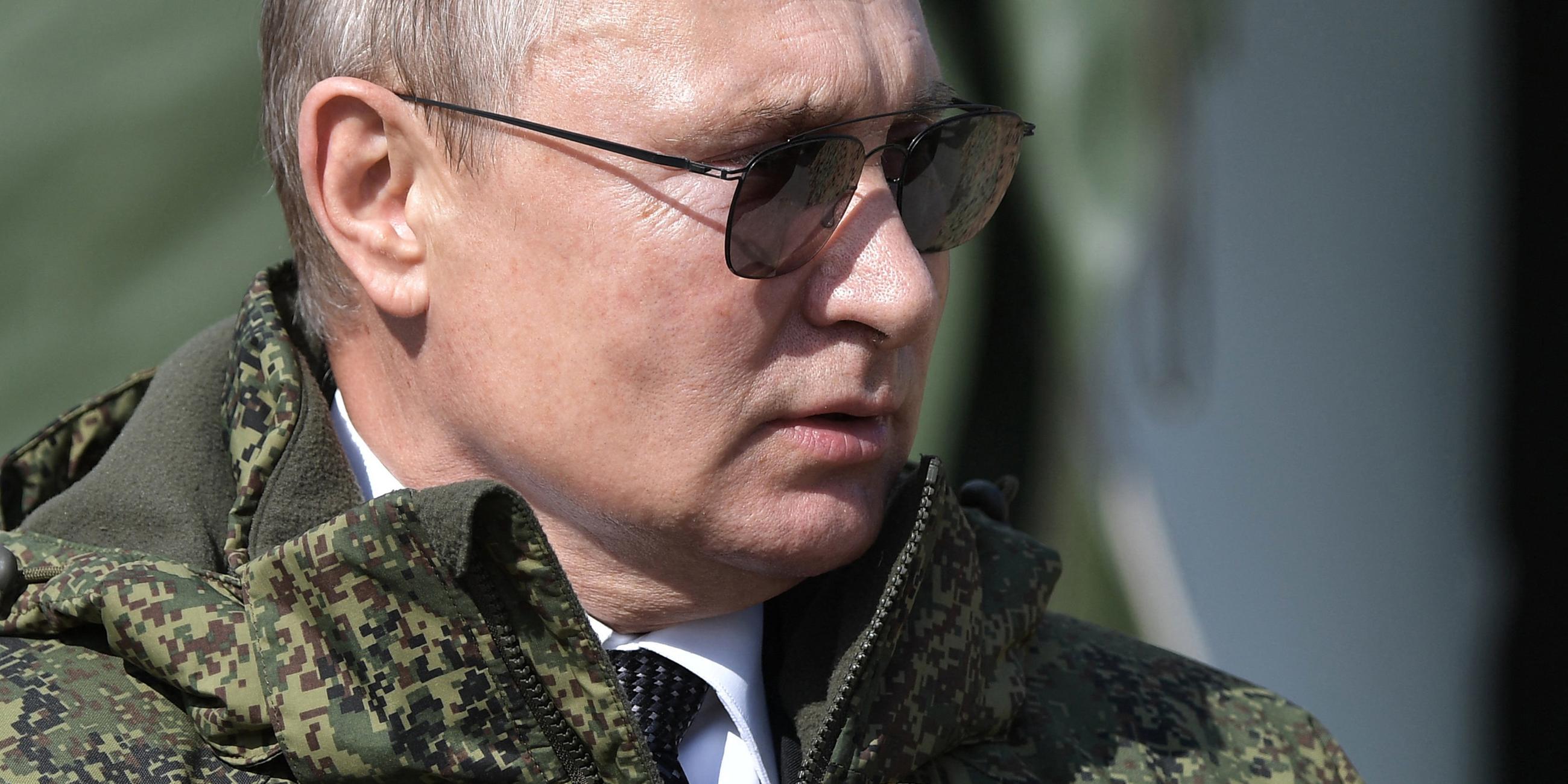 "Putin gegen die Welt": Der russische Präsident Wladimir Putin bei der Militärübung im Jahr 2019 in Militärjacke und Sonnenbrille.