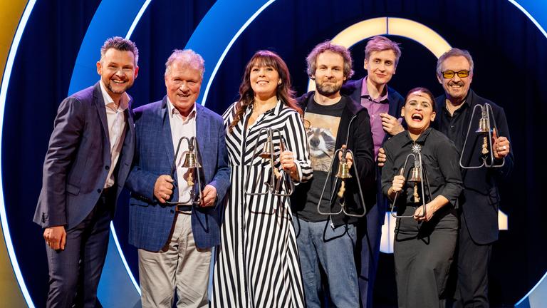 "Verleihung Deutscher Kleinkunstpreis 2022": Alle Künstler stehen mit dem Moderator Tobias Mann auf der Bühne. (v.l.) Tobias Mann, Thomas Freitag, Katie Freudenschuss, Tino Bomelino, Till Reiners, Carmela de Feo, Josef Hader.