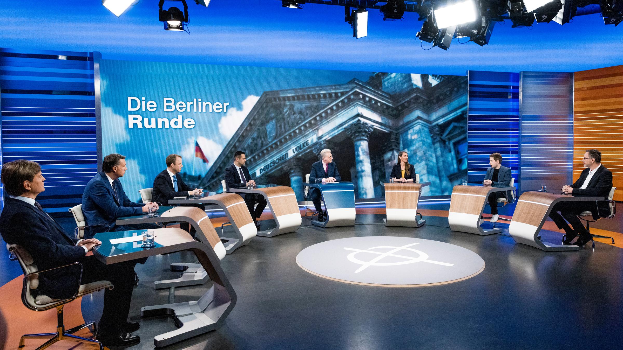 "Berliner Runde": Von links: Bernd Baumann, Stephan Mayer, Mario Czaja, Bijan Djir-Sarai, Theo Koll, Emily May Büning, Kevin Kühner, Jörg Schindler