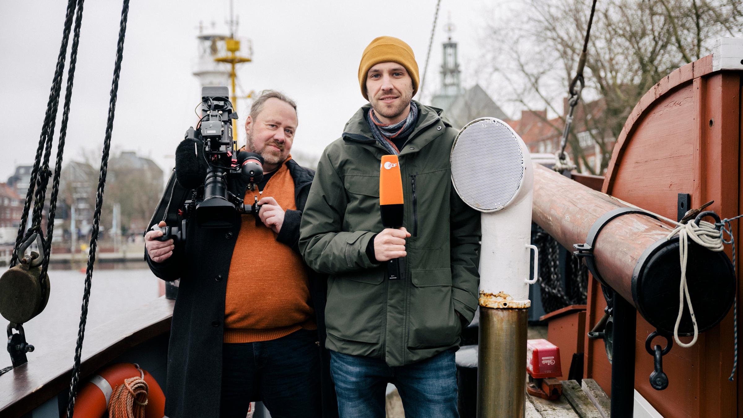 "ZDF in Emden" (Bürgerprojekt): Von links: Thomas Henke, Simon Hrubesch. Hier auf Museumsschiff (Heringslogger AE7 e.V.)
