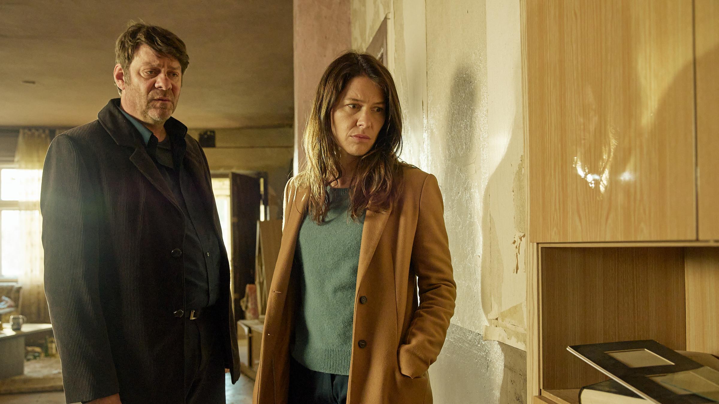 "Der Kommissar und die Eifersucht": Martin Brühl (Roland Wiesnekker) und Susanne Koch (Meike Droste) stehen nebeneinander in einem Zimmer vor einem Schrank.