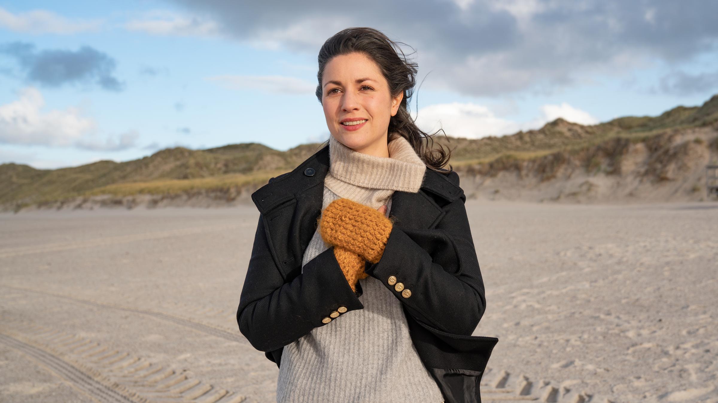"Die Luft zum Atmen": Miriam (Eva Meckbach) steht am Strand.