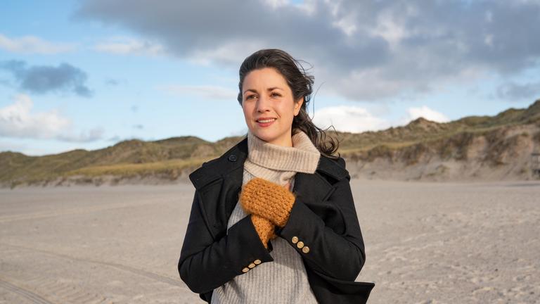 "Die Luft zum Atmen": Miriam (Eva Meckbach) steht am Strand.
