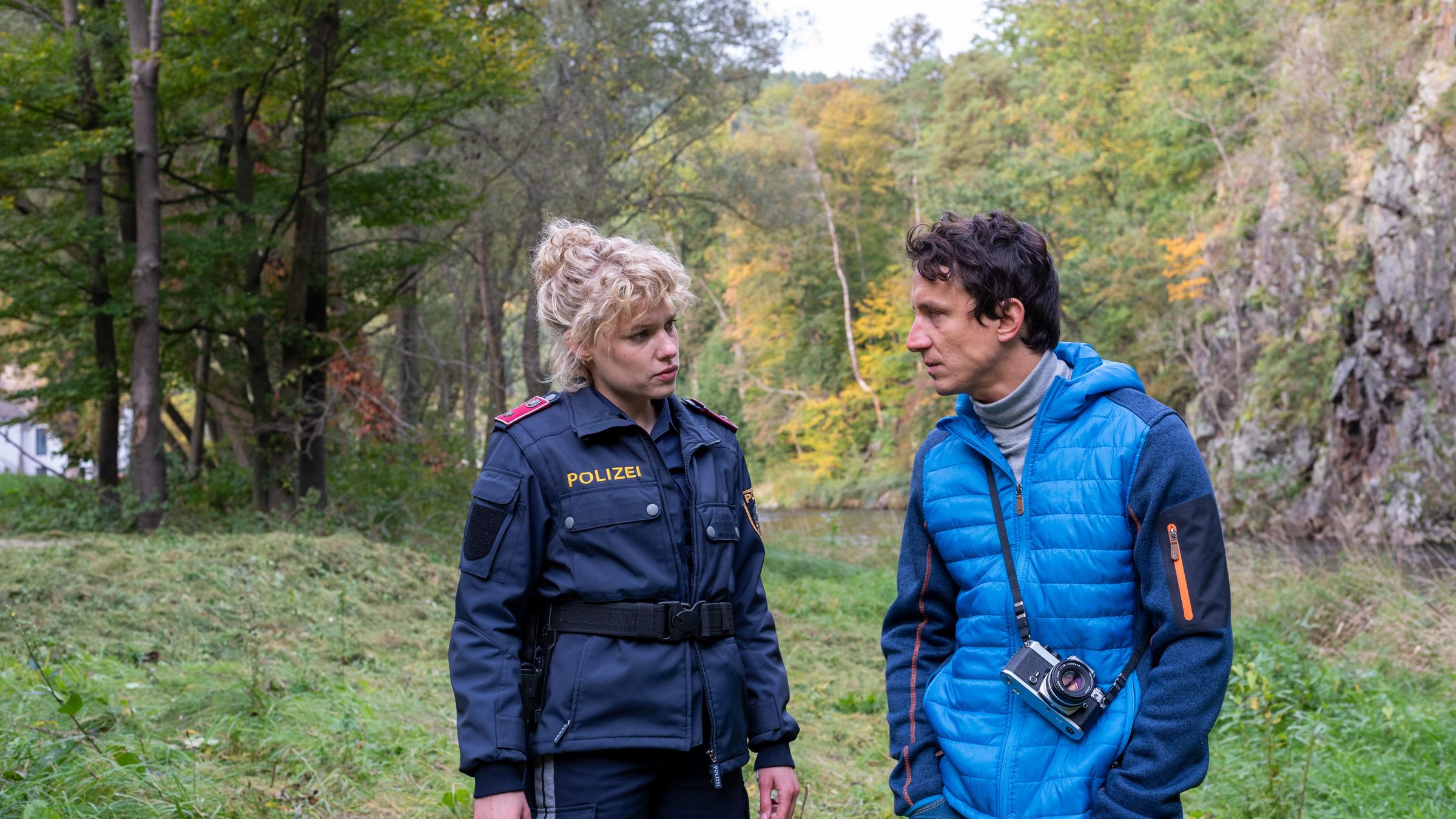 "Vier": Ulli (Julia Franz Richter) und Matthias (Laurence Rupp) unterhalten sich bei einem Spaziergang. Matthias hat eine Kamera dabei.