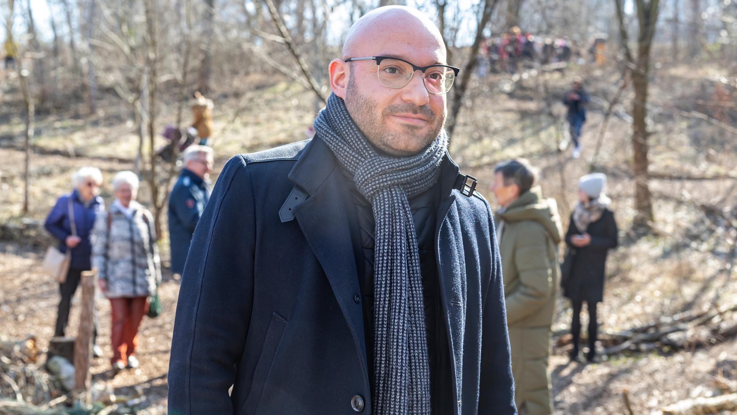 "37° Hass, Hetze, Gewalt - Politiker*innen im Visier": Oberbürgermeister René Wilke bei der Eröffnung eines Märchenwaldes auf dem Gelände der früheren Freilichtbühne am Lienaupark in Frankfurt Oder.