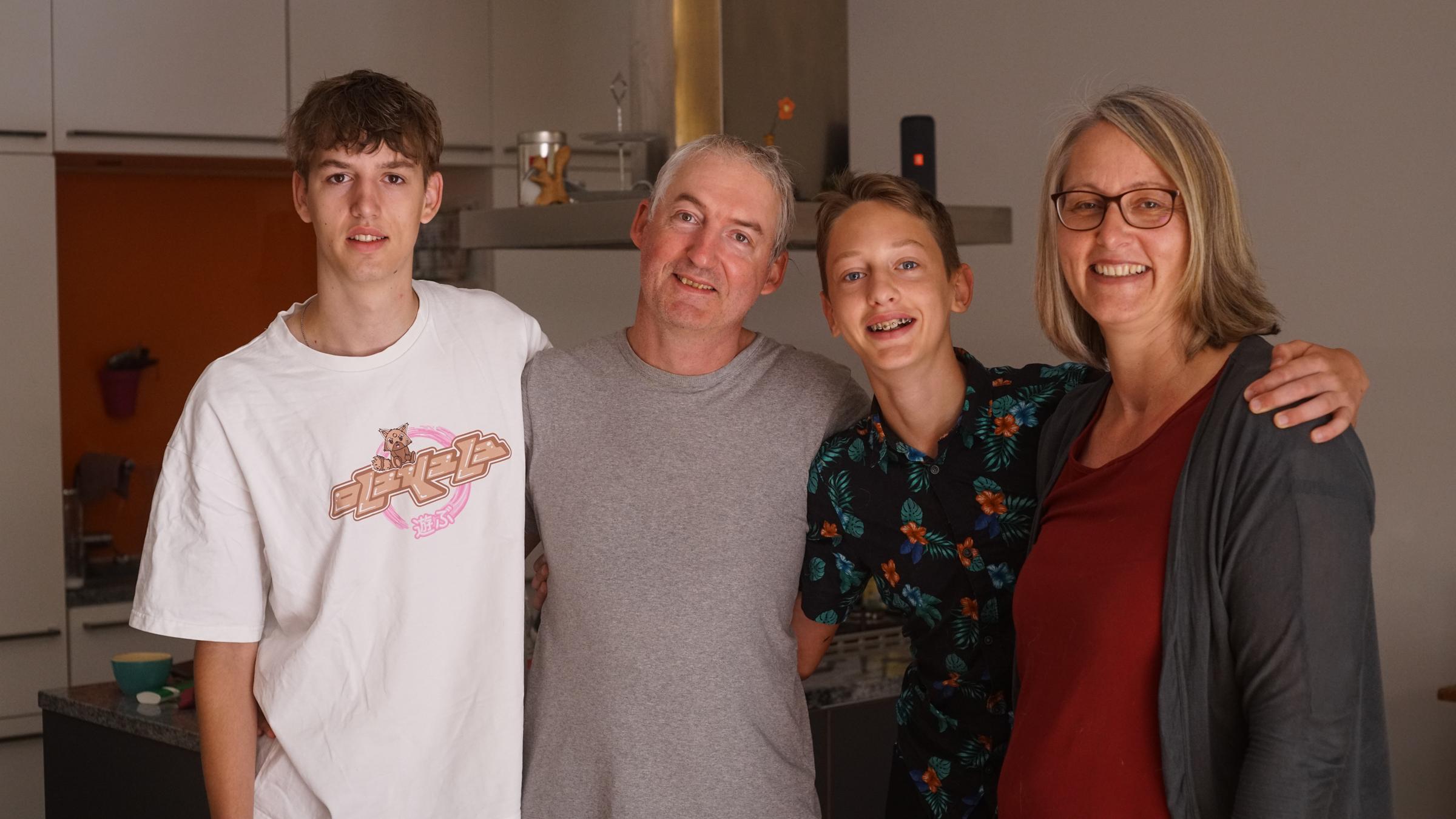 "37° Sein Leben mit dem Vergessen - 55, Diagnose Demenz und noch mitten im Leben": Bernhard mit Ehefrau Ute und den beiden Söhnen Rio und Tilo stehen dicht nebeneinander.