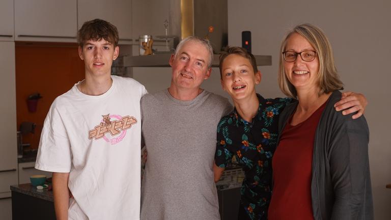 "37° Sein Leben mit dem Vergessen - 55, Diagnose Demenz und noch mitten im Leben": Bernhard mit Ehefrau Ute und den beiden Söhnen Rio und Tilo stehen dicht nebeneinander.