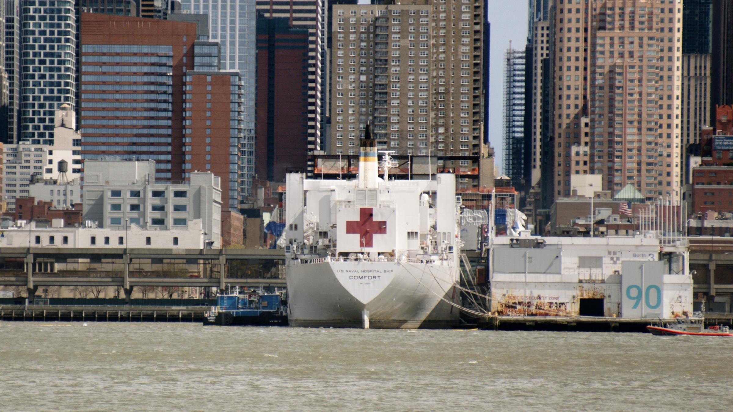 "Der Ausbruch - War die Pandemie vermeidbar?": Foto Sanitätsschiff Comfort im New Yorker Hafen