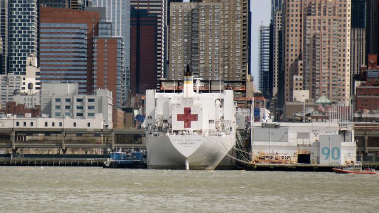"Der Ausbruch - War die Pandemie vermeidbar?": Foto Sanitätsschiff Comfort im New Yorker Hafen