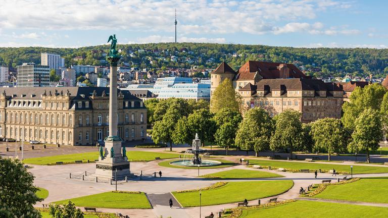 "Bericht vom Katholikentag - Kann Kirche Zukunft?": Der Schlossplatz in Stuttgart mit der Jubiläumssäule.