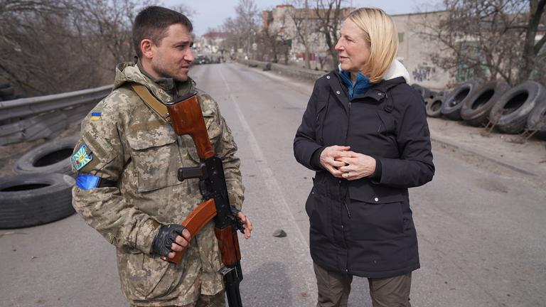 "auslandsjournal - die doku: Ukraine zwischen Not und Mut – Notizen einer Kriegsreporterin":  Katrin Eigendorf im Gespräch mit einem ukrainischen Soldaten.