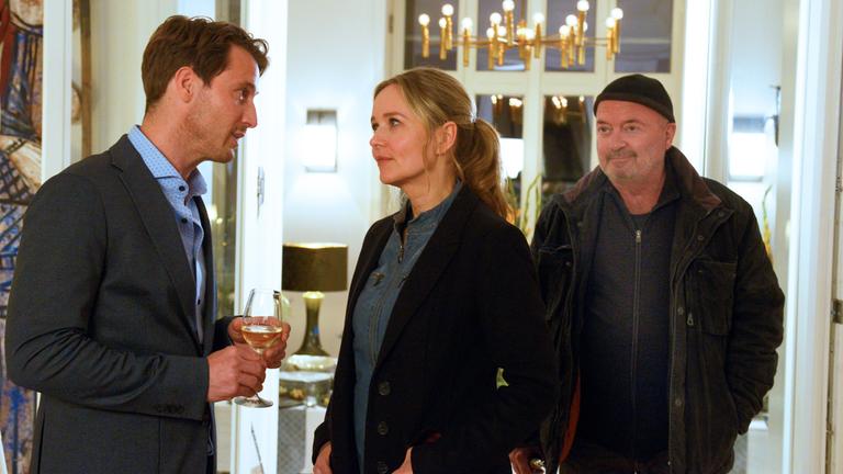 "Ein starkes Team - Schulzeit": Linett Wachow (Stefanie Stappenbeck) und Otto Garber (Florian Martens)stehen Hendrik Hübner (David Rott) in einem großen Wohnzimmer gegenüber. Es ist Nacht und Hendrik hält ein Weinglas in den Händen.