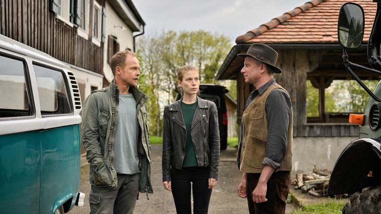  "Die Toten vom Bodensee - Unter Wölfen": Micha Oberländer (Matthias Koeberlin) und Hannah Zeiler (Nora Waldstätten) stehen mit Oliver Schlösser (Robert Stadlober) auf dem Hof.
