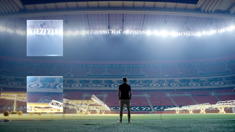 "ZDFzeit: Geheimsache Katar": Blick in ein leeres, hell beleuchtetes Fußballstadion. In der Mitte sind die dunklen Umrisse eines Menschen zu erkennen, der dem Betrachter den Rücken zukehrt