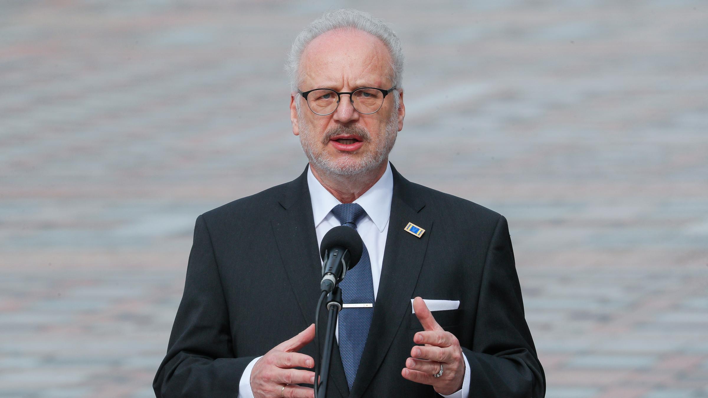 "Gedenkstunde zum Volkstrauertag": Der lettische Präsident Eglis Levits steht vor einem Mikrofon und spricht.