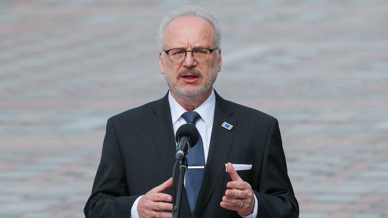 "Gedenkstunde zum Volkstrauertag": Der lettische Präsident Eglis Levits steht vor einem Mikrofon und spricht.