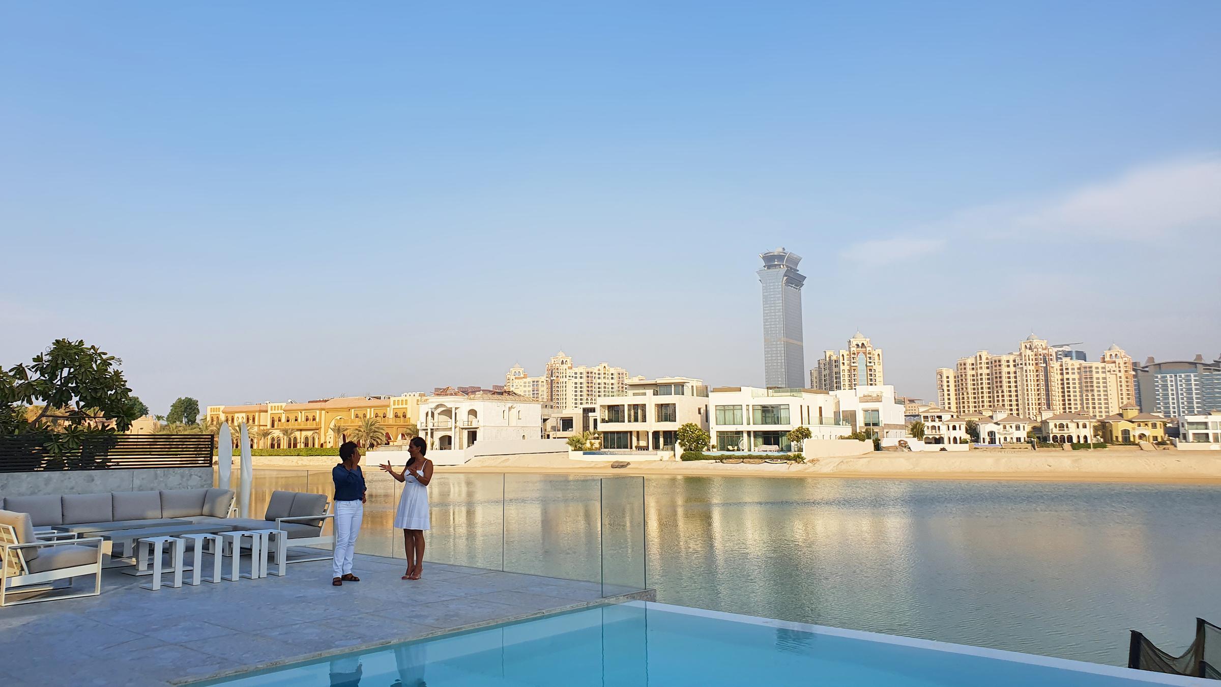 "Arabiens Traum von der Zukunft - Von Oman nach Saudi-Arabien": Golineh Atai steht mit der Immobilienmaklerin Asita Krause vor einem Swimmingpool in "The Palm" in Dubai.