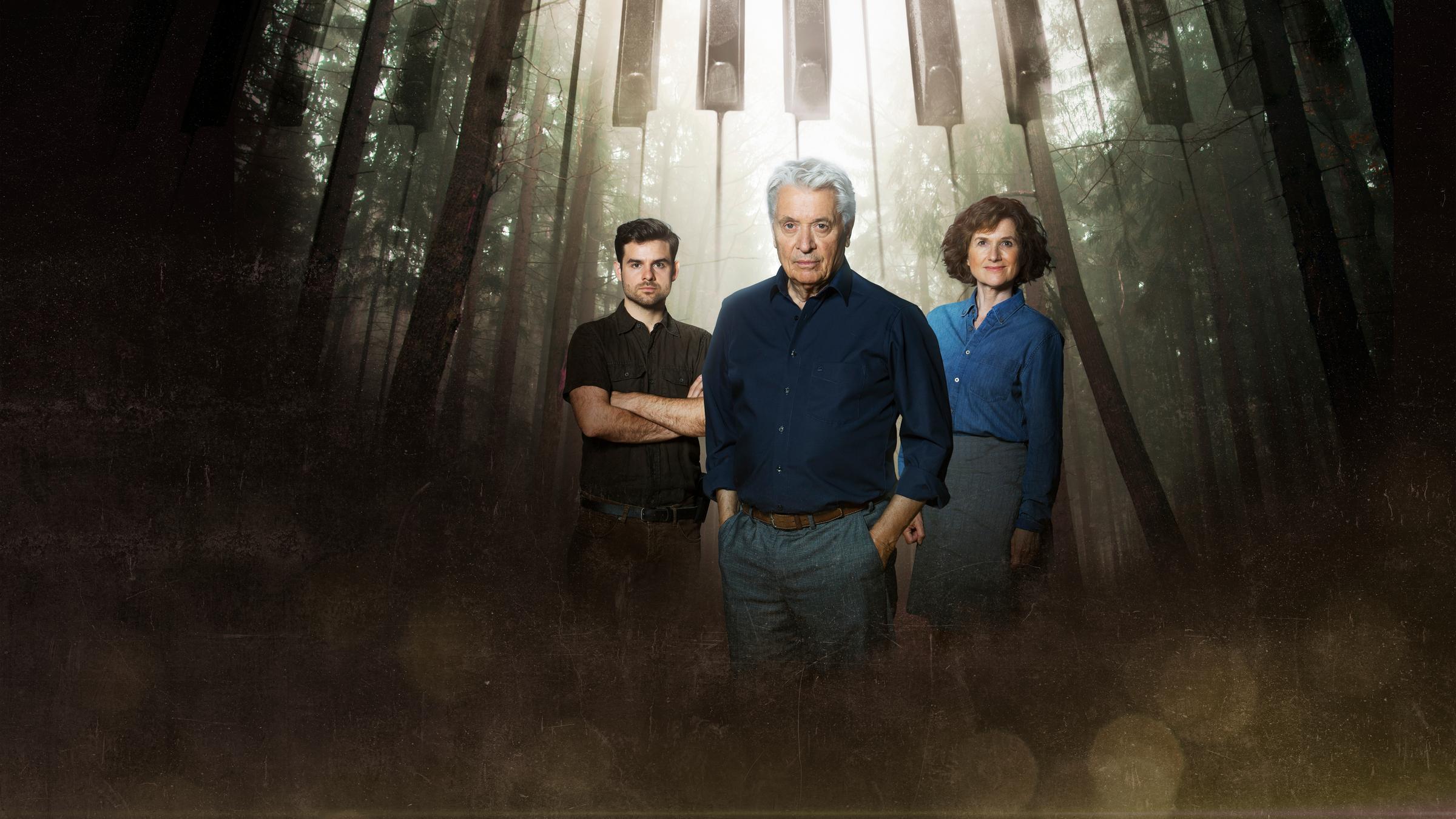 "Das Licht in einem dunklen Haus": Jan Kettler (Lucas Reiber), Johannes Fischer (Henry Hübchen), Konstanze Satorius (Victoria Trauttmansdorff) stehen auf einer Lichtung im Wald.