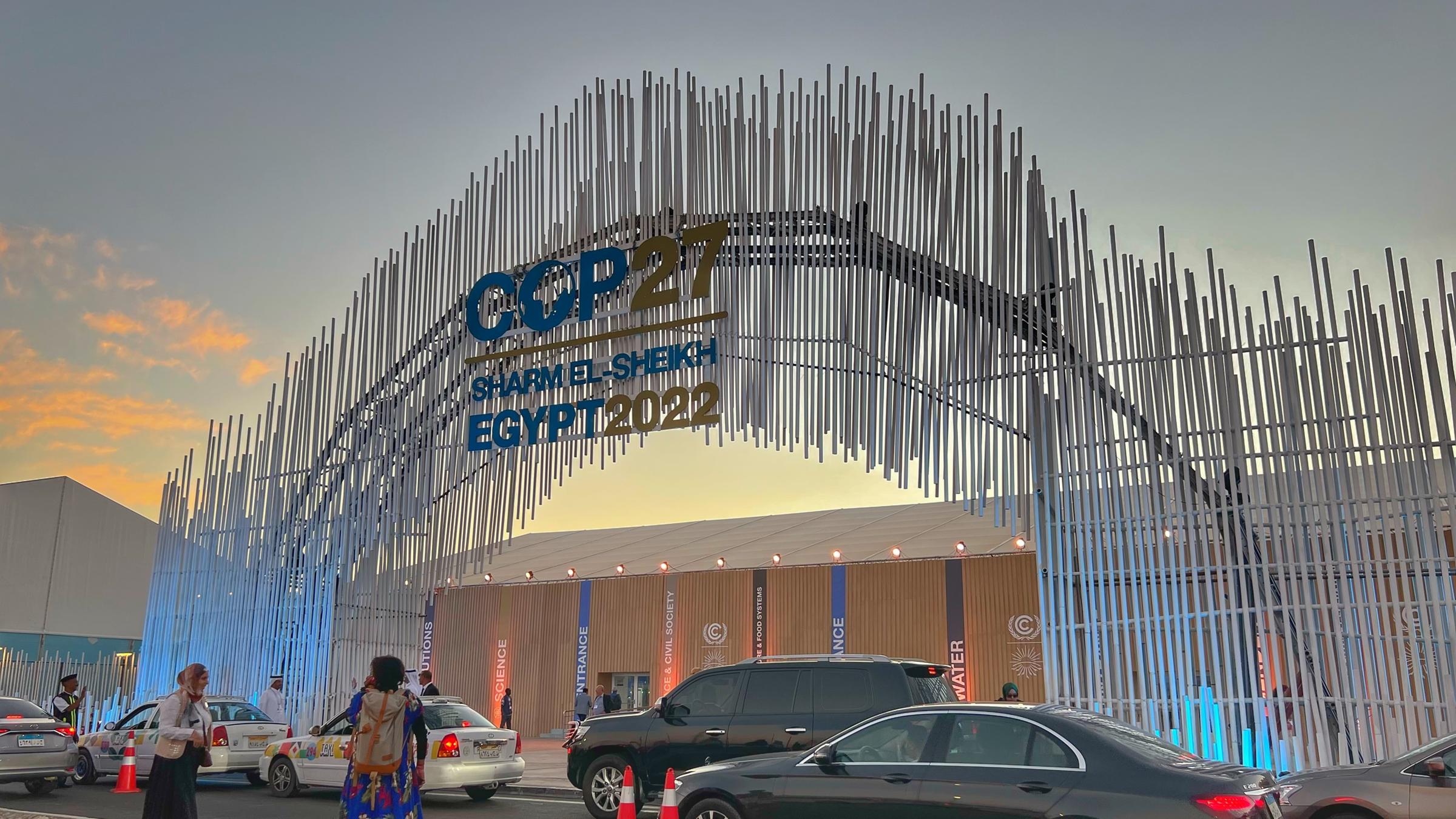 "nano spezial: Krieg und Klima": Eingangsportal zur 27. Klimakonferenz im ägyptischen Sharm El-Sheikh.