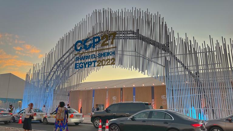 "nano spezial: Krieg und Klima": Eingangsportal zur 27. Klimakonferenz im ägyptischen Sharm El-Sheikh.