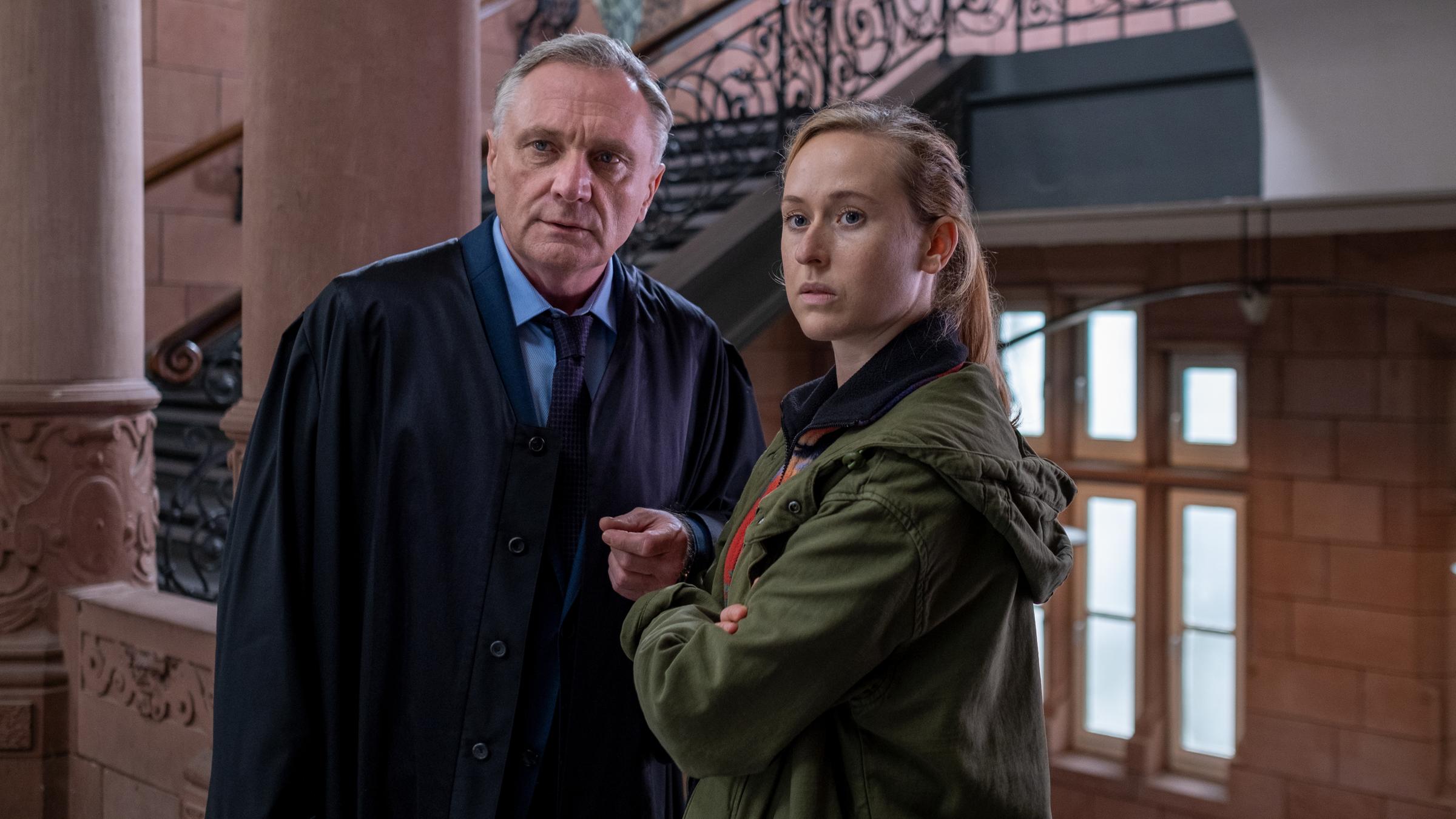 "Der Kommissar und der See - Liebeswahn": Thomas Wagner (Bernhard Schir) und Annika Wagner (Nurit Hirschfeld) stehen nebeneinander in einem Treppenhaus.