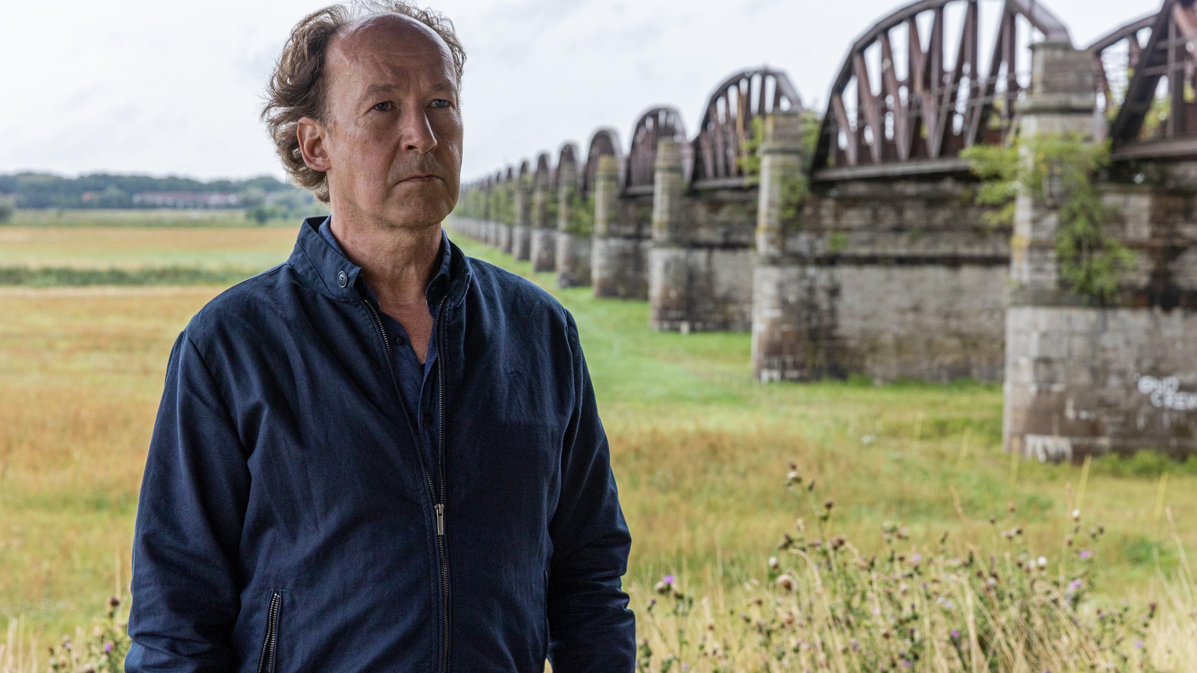 "Wendland - Stiller und die Geister der Vergangenheit": Kriminalhauptkommissar Jakob Stiller (Ulrich Noethen) steht vor der Dömitzer Eisenbahnbrücke.