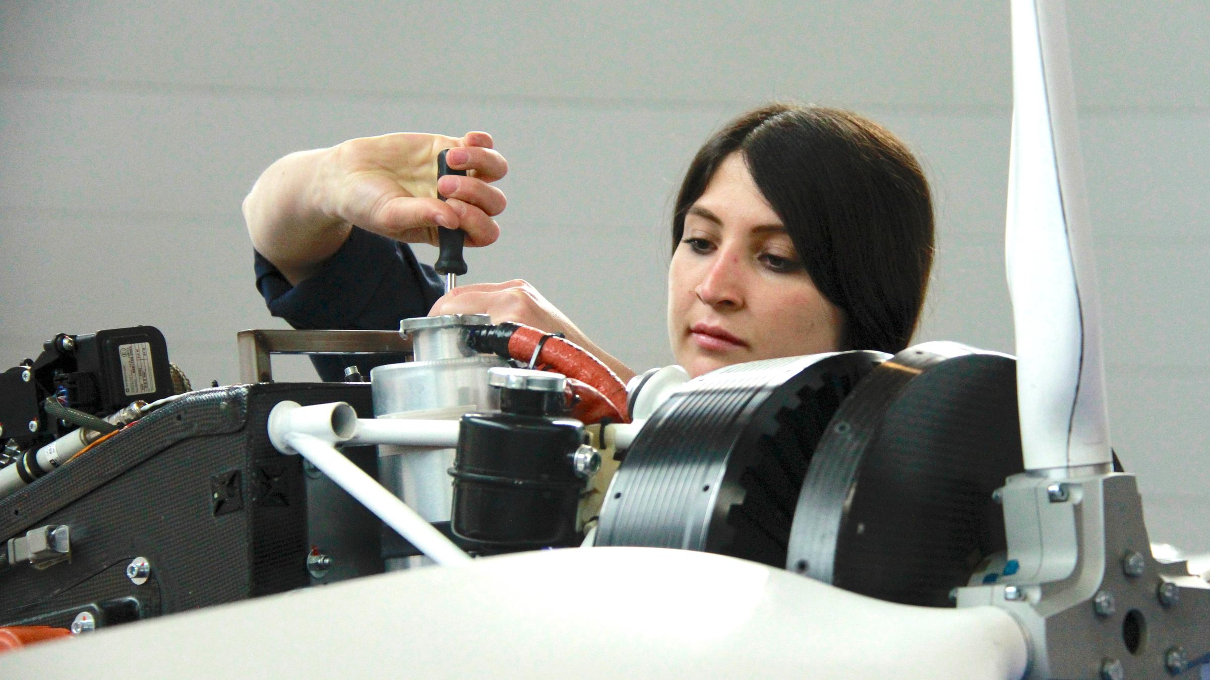 "plan b: Sauber in die Zukunft starten- Wasserstoff für die Energiewende": Charifan Osso schraubt an dem Elektromotor eines kleinen Flugzeugs.