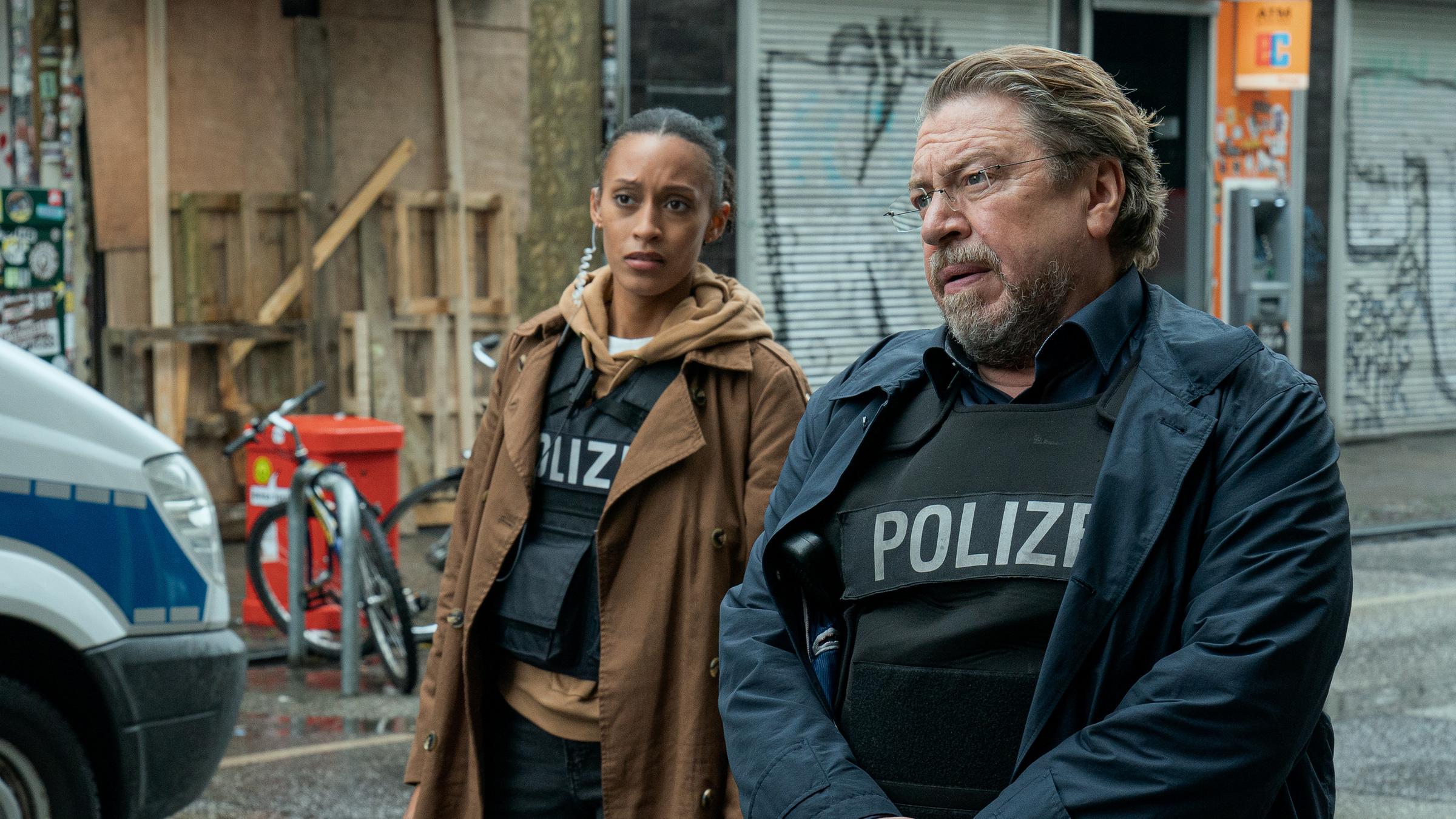  "Nachtschicht - Die Ruhe vor dem Sturm": Lulu (Sabrina Ceesay) und Erichsen (Armin Rohde) stehen nebeneinander auf der Straße.