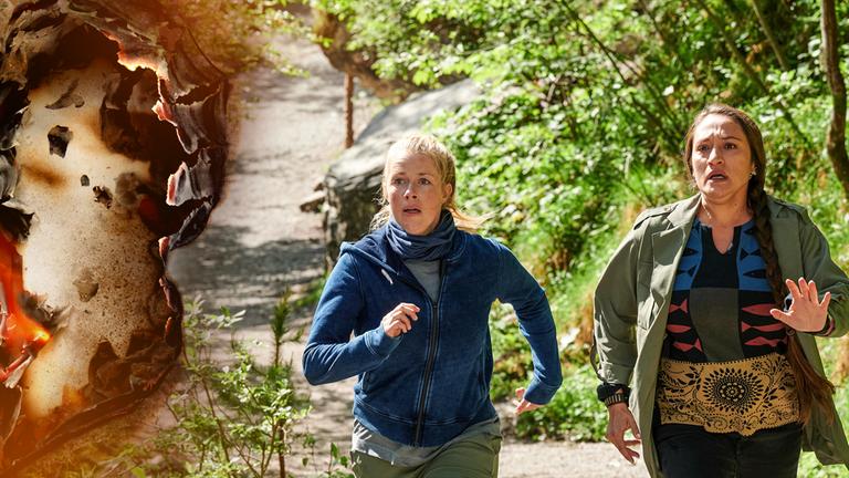 "Marie fängt Feuer - Ungewisse Zukunft": Tamara Berger (Lo Rivera) und Marie (Christine Eixenberger) rennen nebeneinander einen Waldweg hinauf und blicken besorgt nach oben.