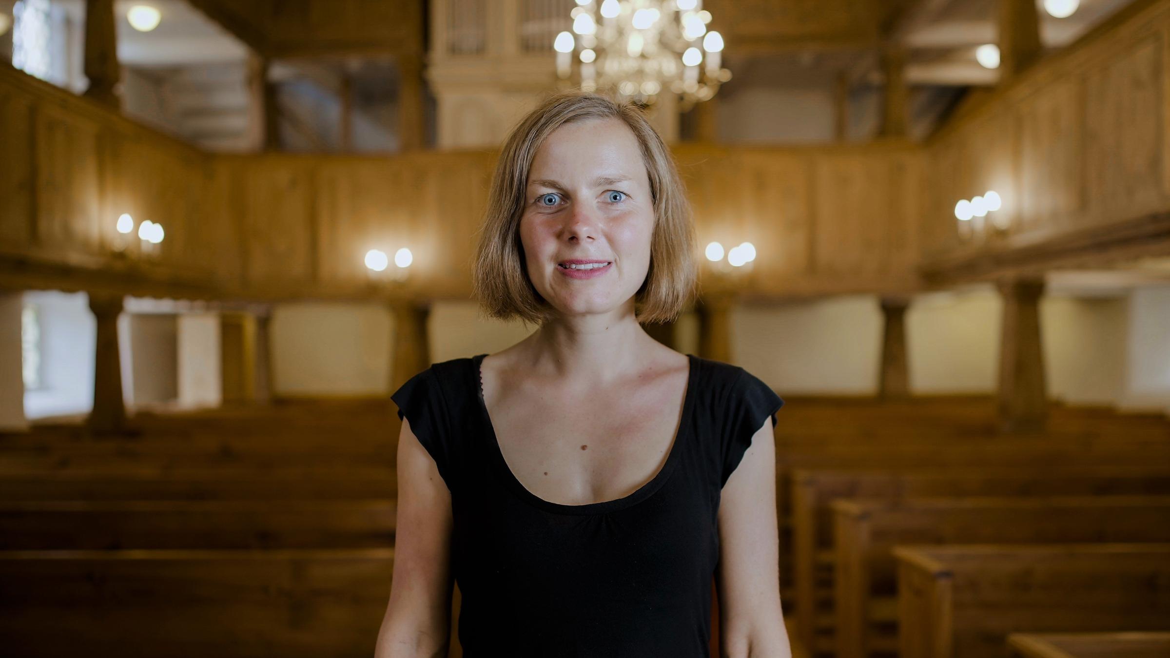 "Wir bleiben! Jung. Ostdeutsch. Selbstbewusst.": Die Pfarrerin Jadwiga Mahling steht in einem Kirchenraum.